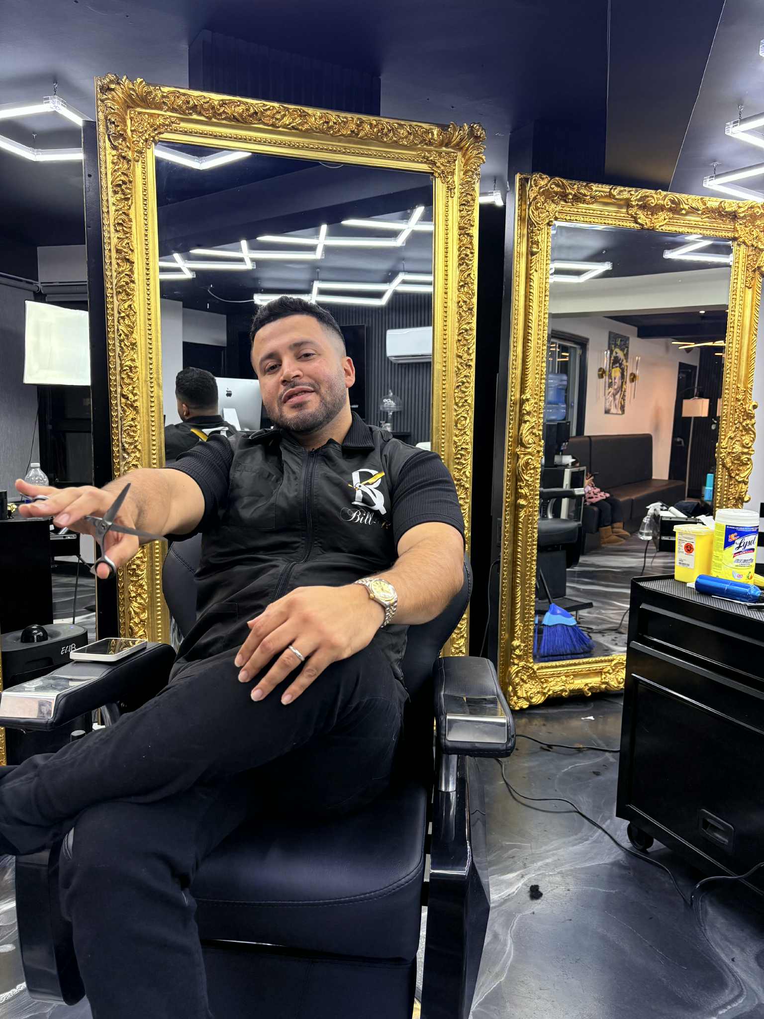 Hocine, barbier à Longueuil chez Bill-K