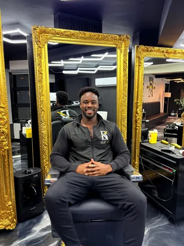 Nathan, barbier à Longueuil chez Bill-K
